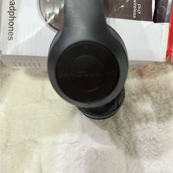 Black Wireless Headphones - Picture 2 of 3